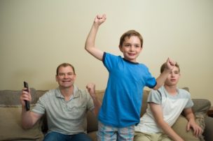 ゲームをプレイする親子